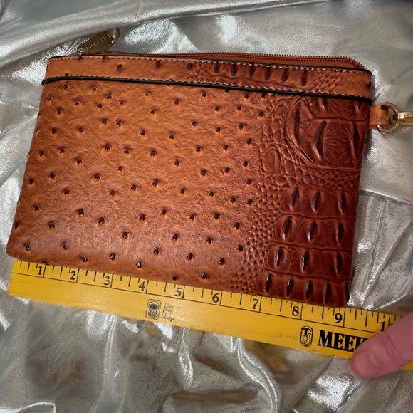 Brown Wristlet 👜 Nice Size NWOT - Picture 2 of 5